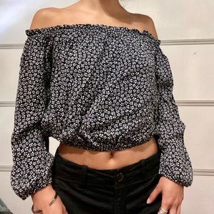 (Brandy Melville) Off the shoulder crop top 🌃🏙